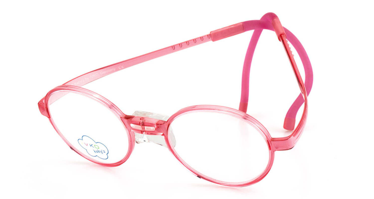 Rosa Kinderbrille mit runden Gläsern und buntem Motiv auf dem linken Glas vor weißem Hintergrund.