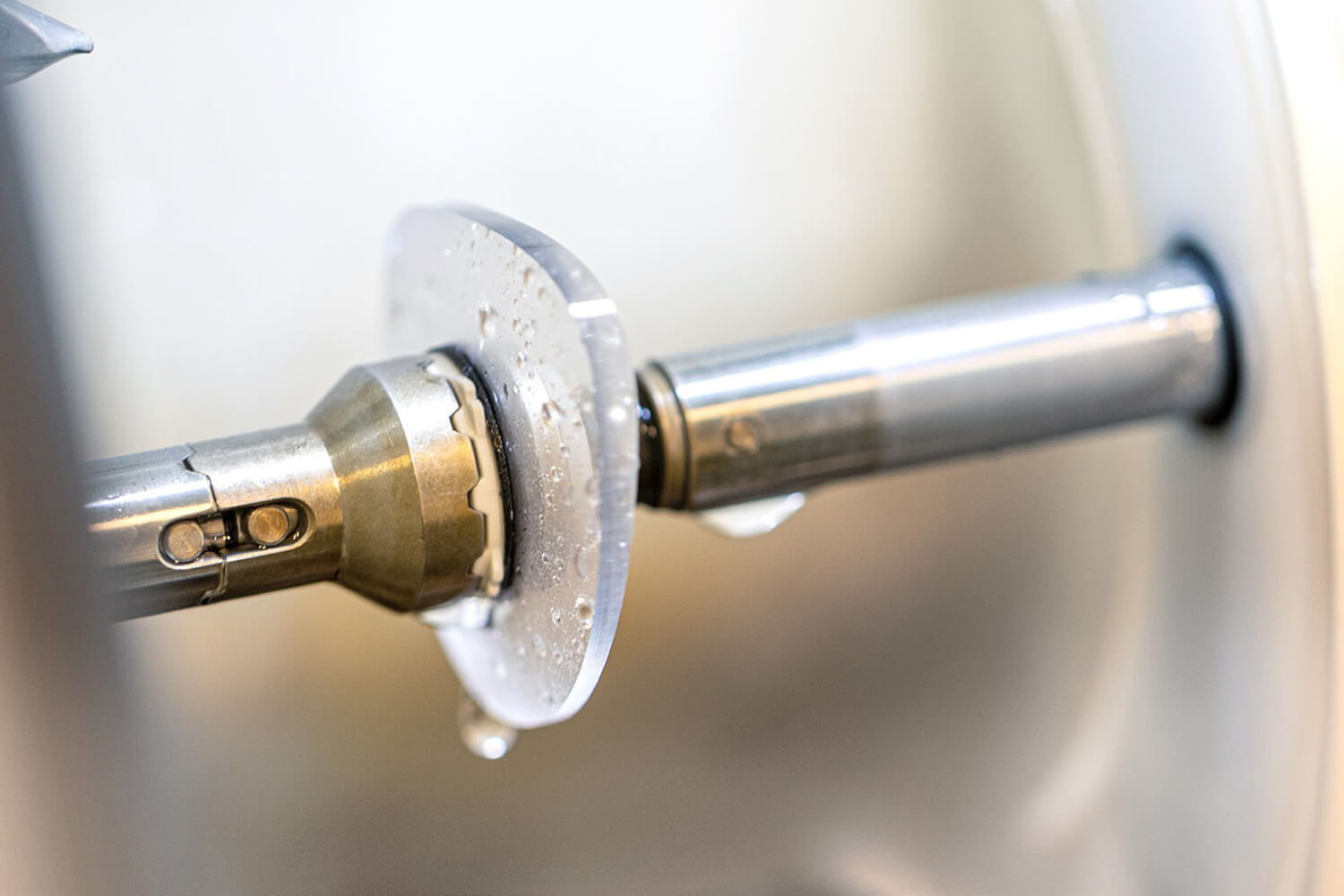 Metallischer Türgriff mit sichtbarem Schließmechanismus während der Montage
