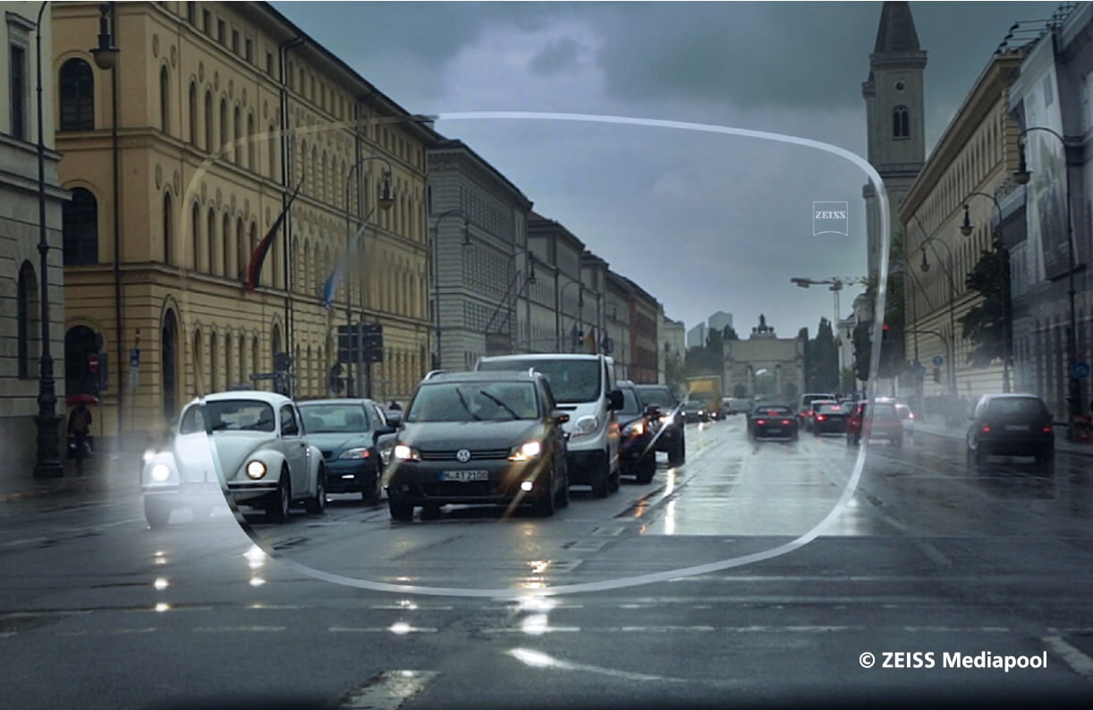 Nachtfahrclip für den Außenspiegel bei Regen und schlechter Sicht auf der Autobahn